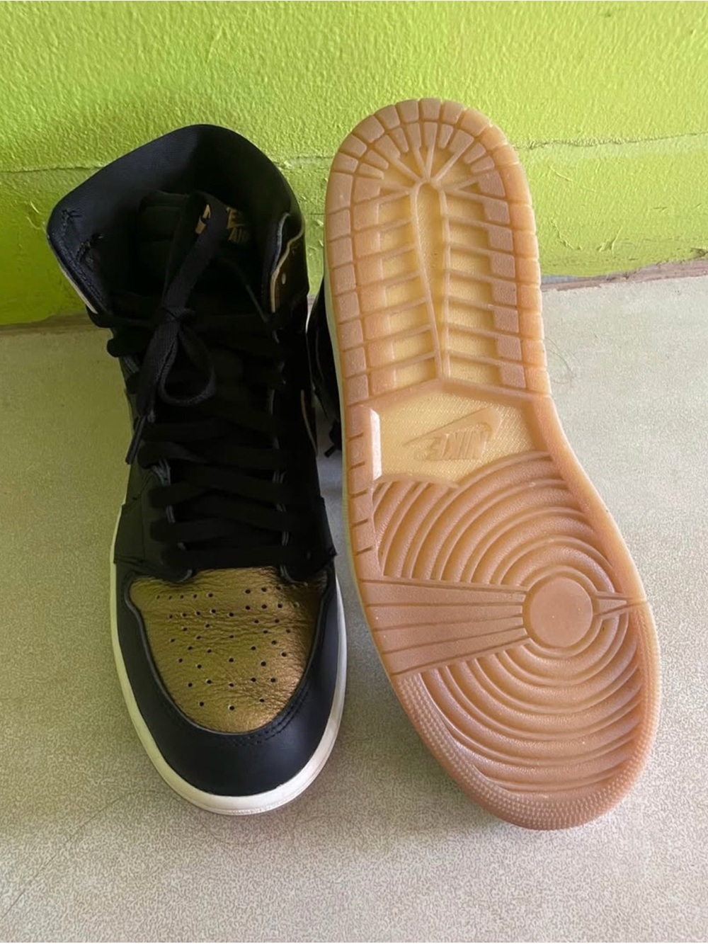 Air Jordan 1 Retro High OG "Black Metallic Gold", US MENS 10.5 - Picture 5 of 9
